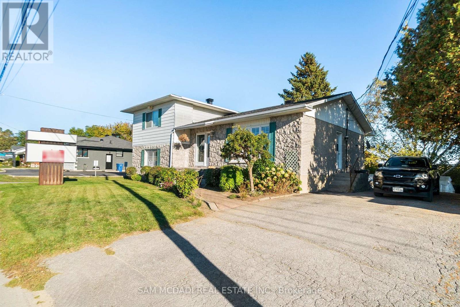 2705 Laurier Street