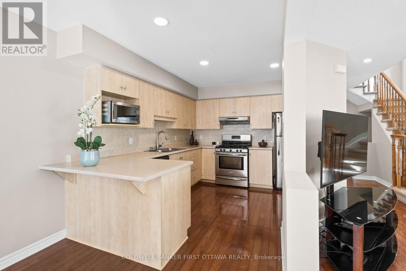20 Fieldberry Private