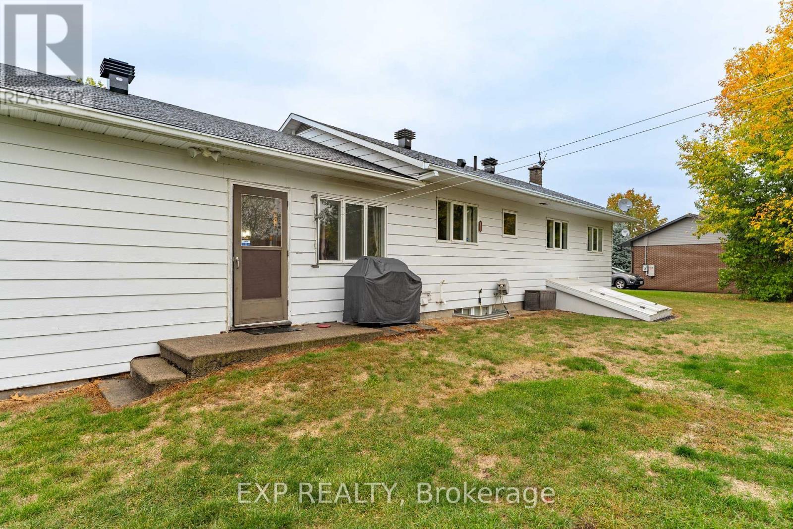 635 Front Road W