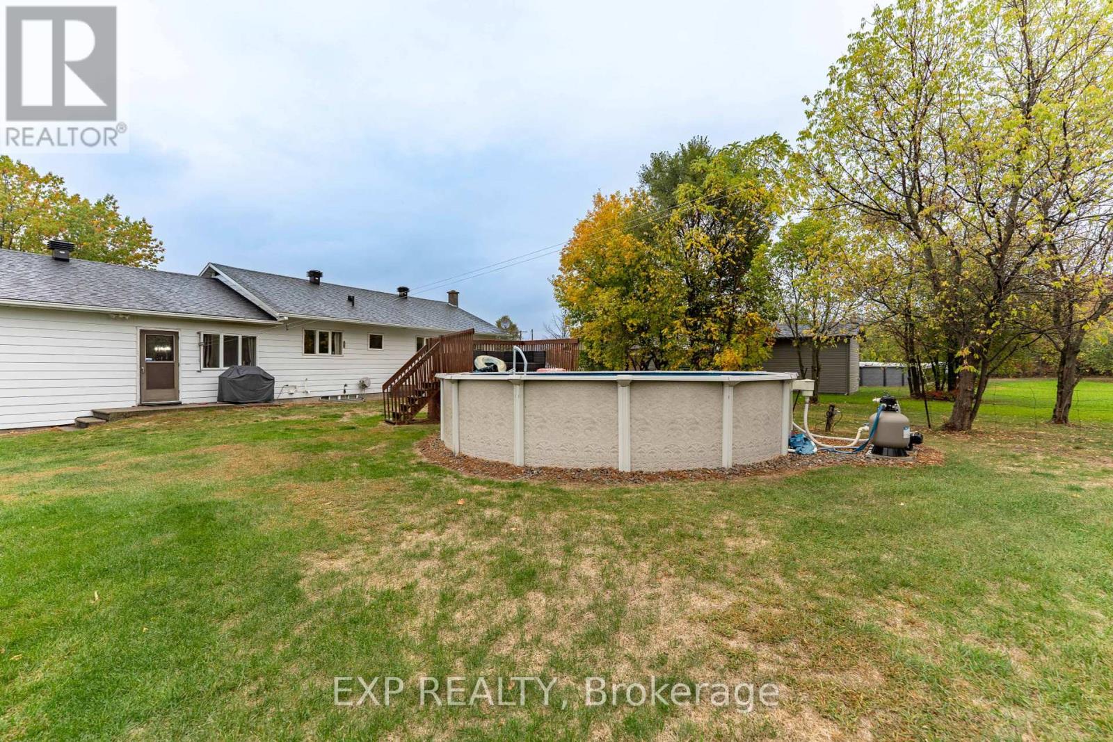 635 Front Road W