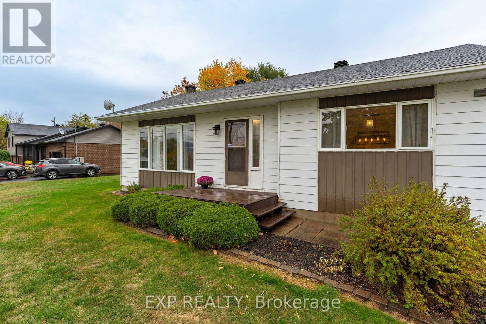 635 Front Road W