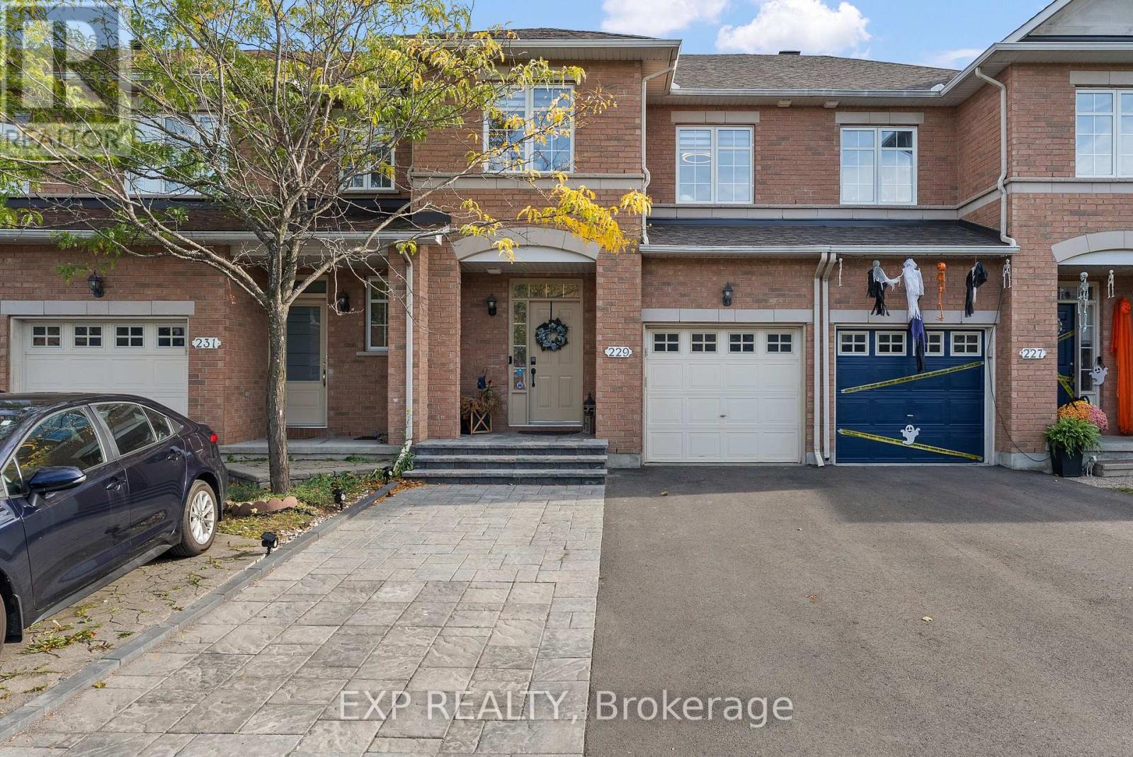 229 Duntroon Circle