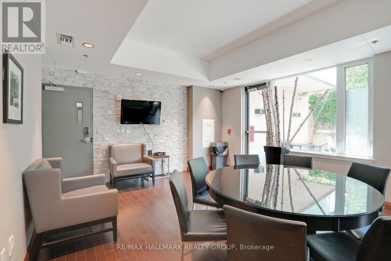 406 - 238 Besserer Street
