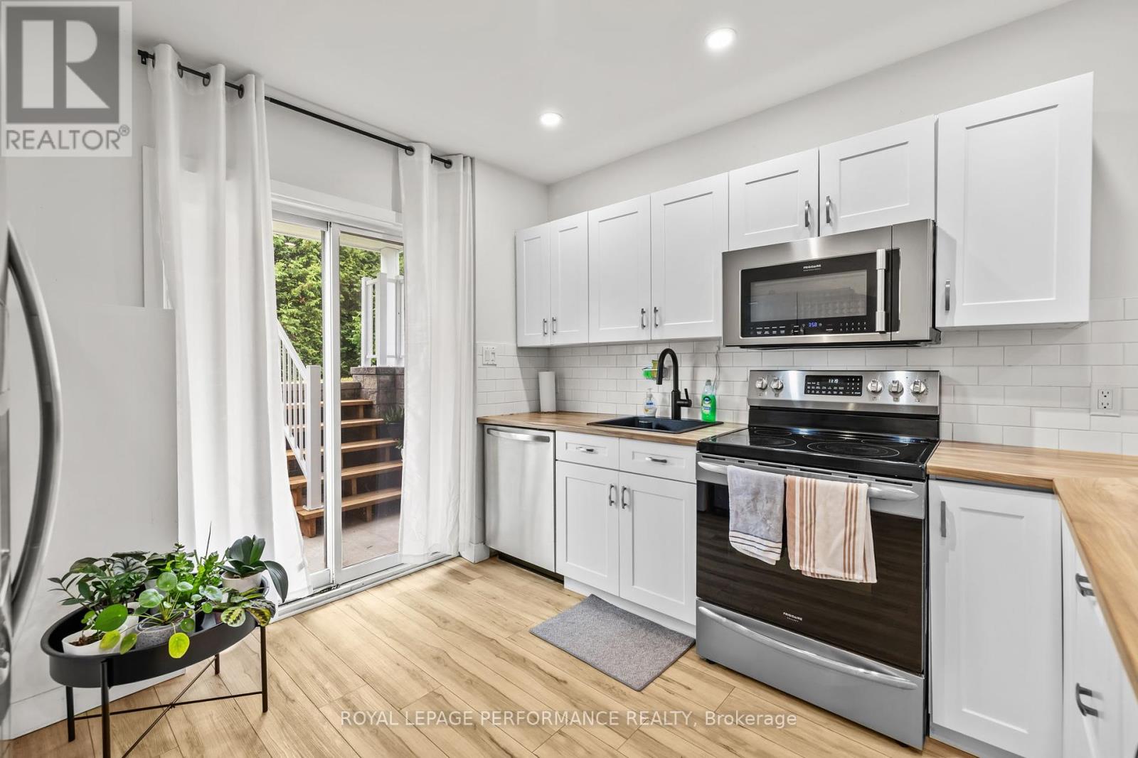 1c - 75 Lapointe Boulevard