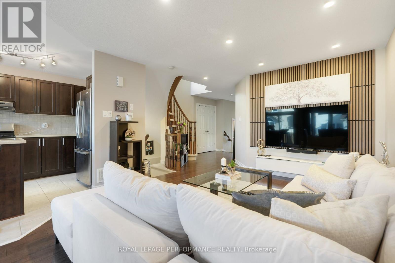 243 Silvermoon Crescent
