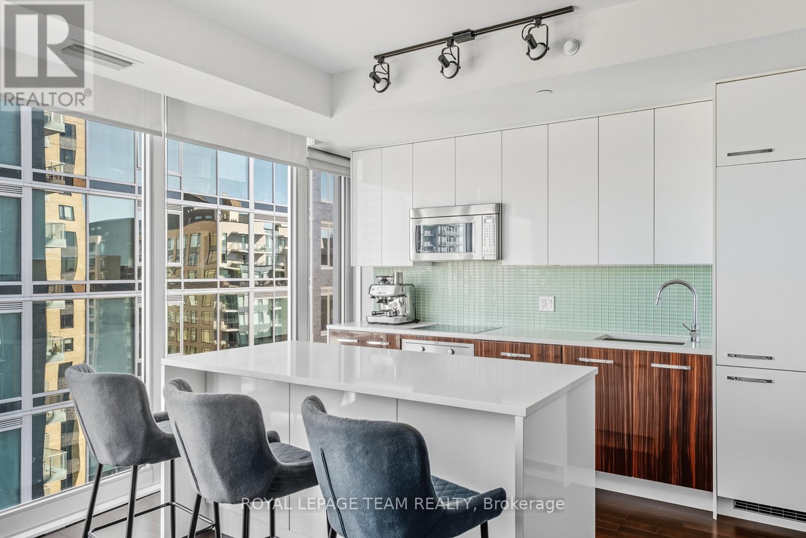 1111 - 111 Champagne Avenue