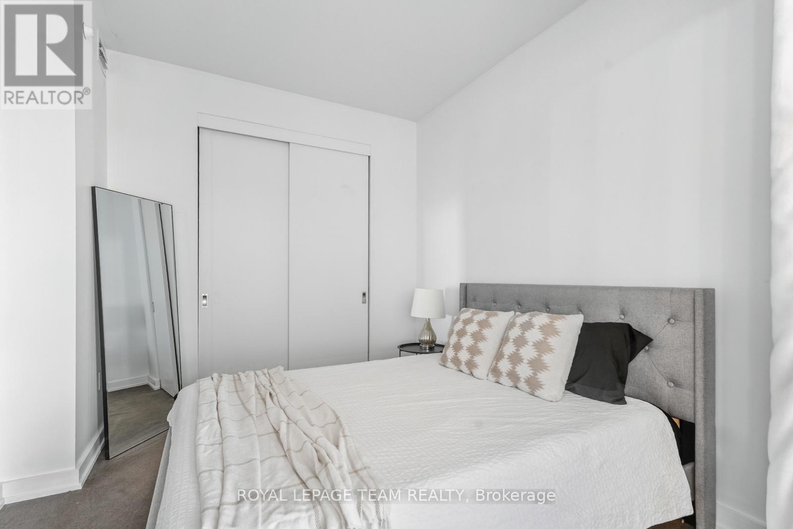 1111 - 111 Champagne Avenue