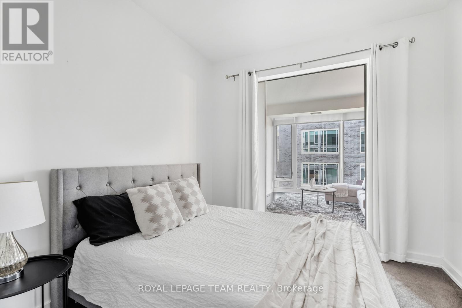 1111 - 111 Champagne Avenue