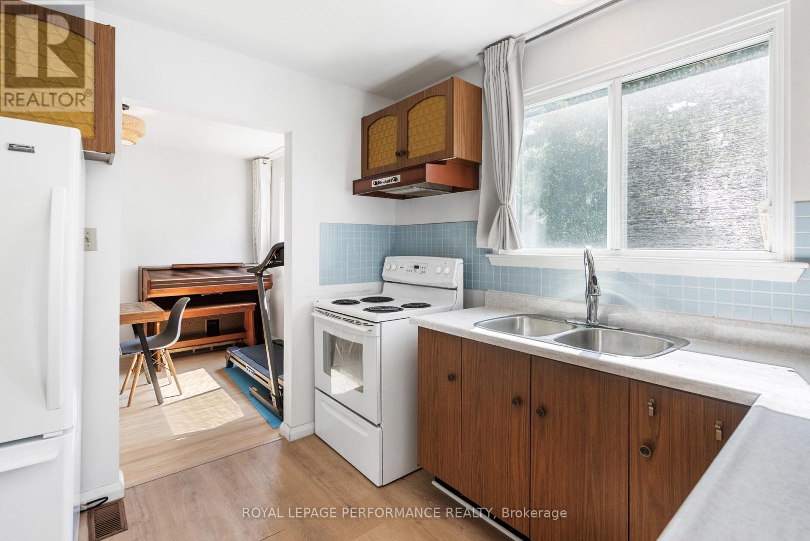 33 Woodview Crescent