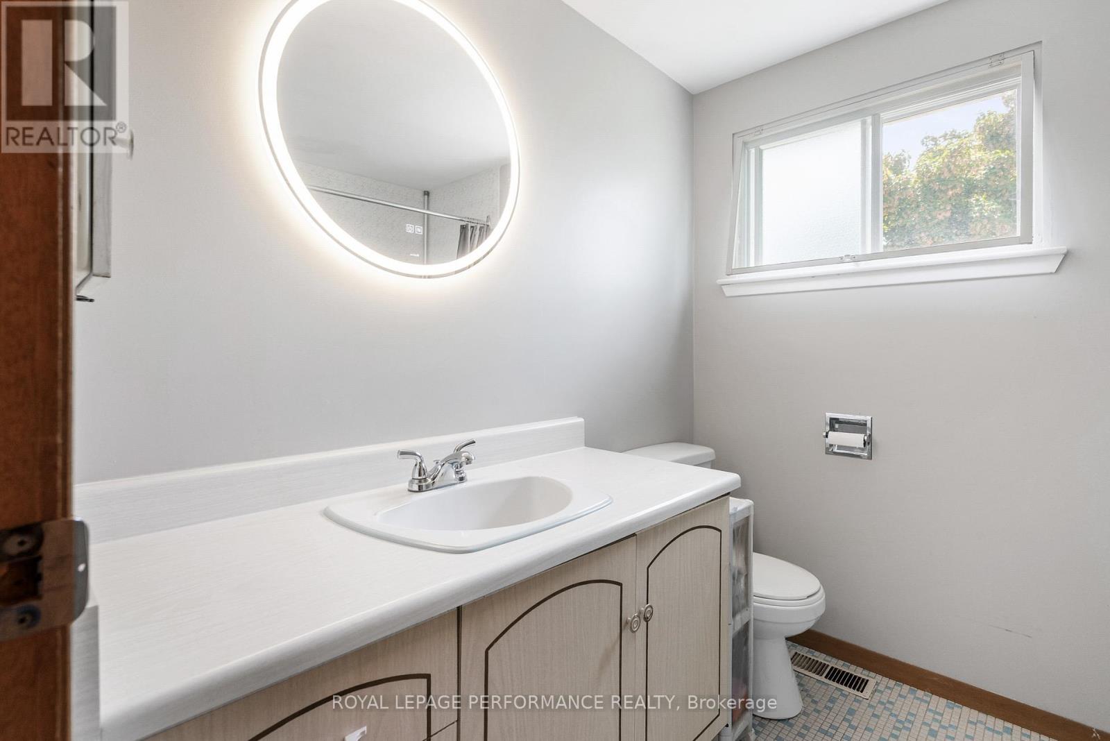 33 Woodview Crescent