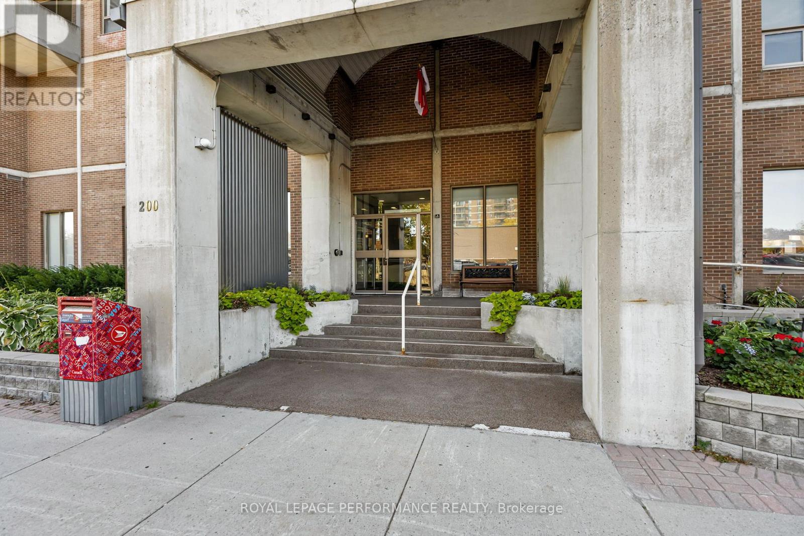 1610 - 200 Lafontaine Avenue