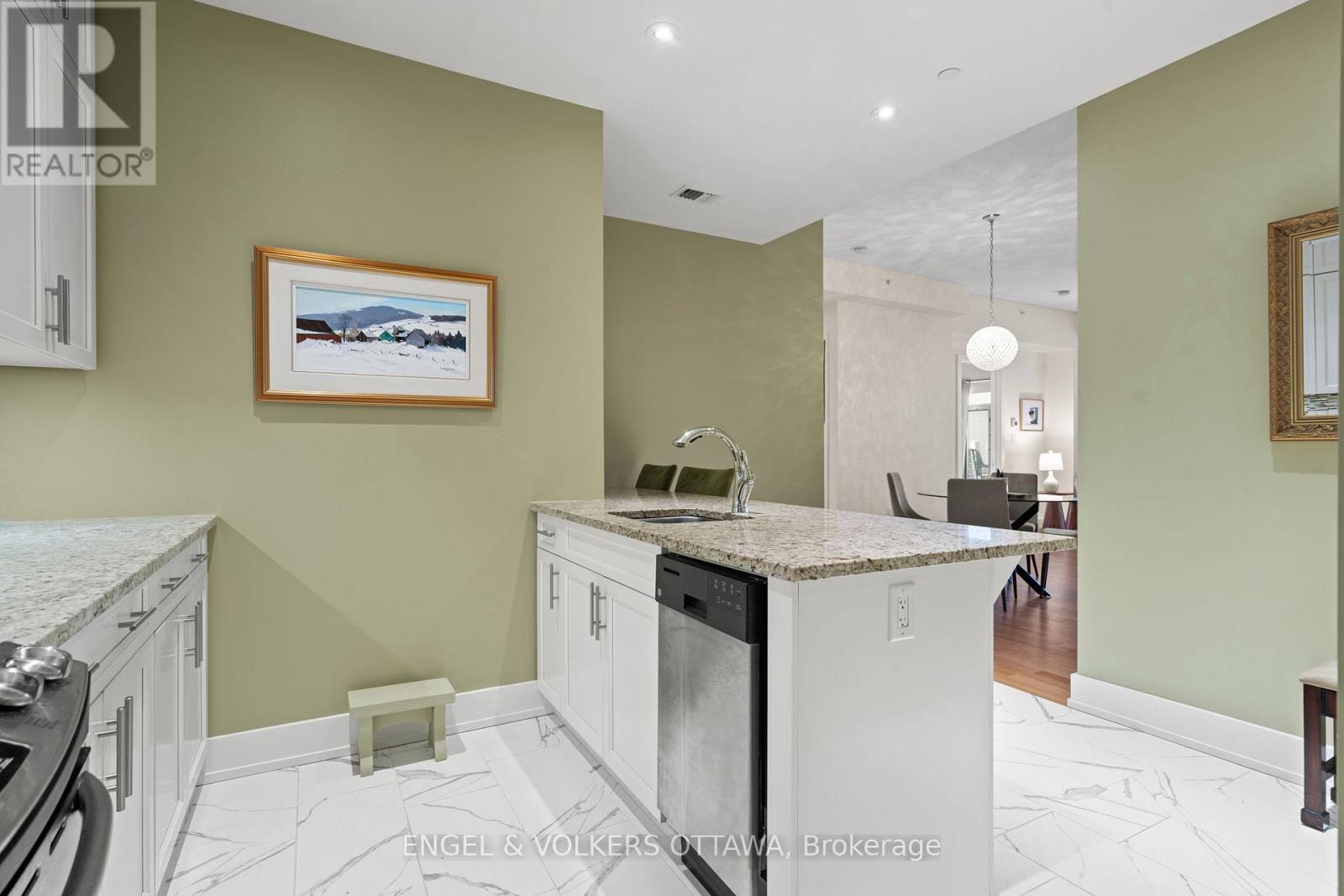 207 - 100 Champagne Avenue S