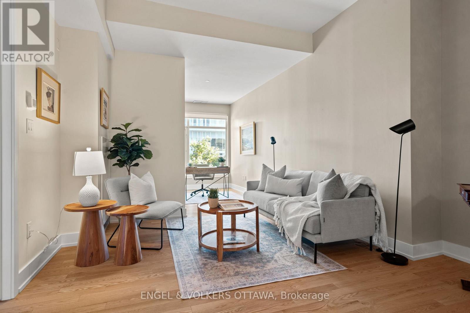 207 - 100 Champagne Avenue S