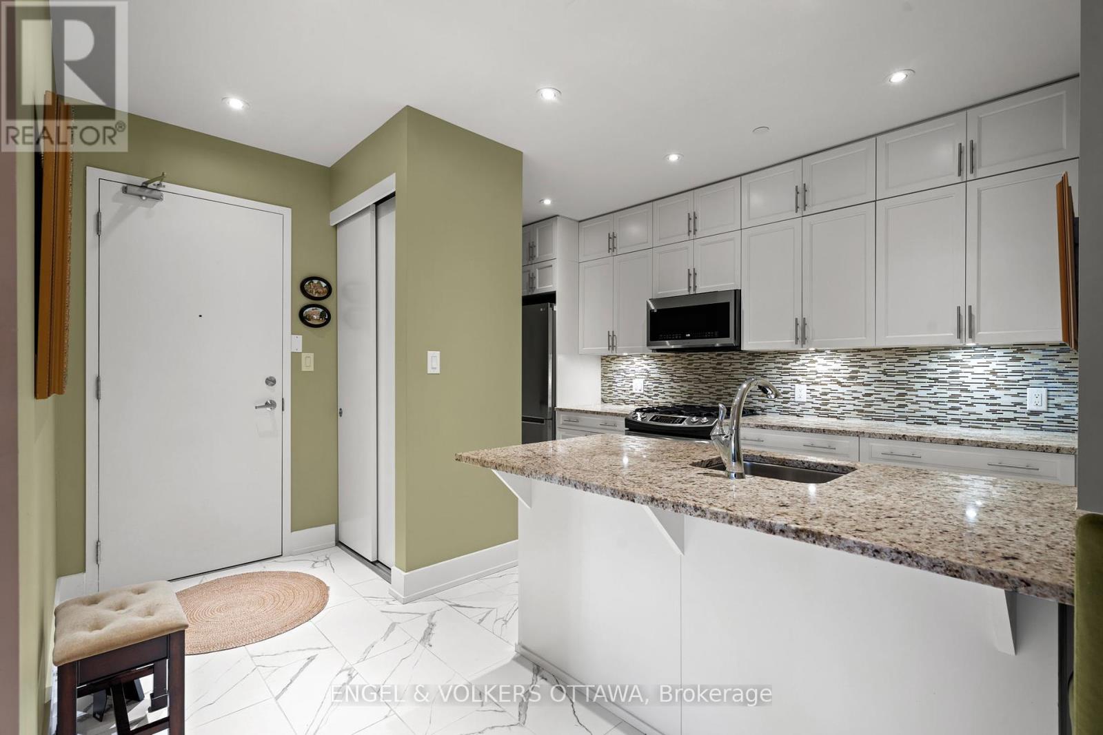 207 - 100 Champagne Avenue S