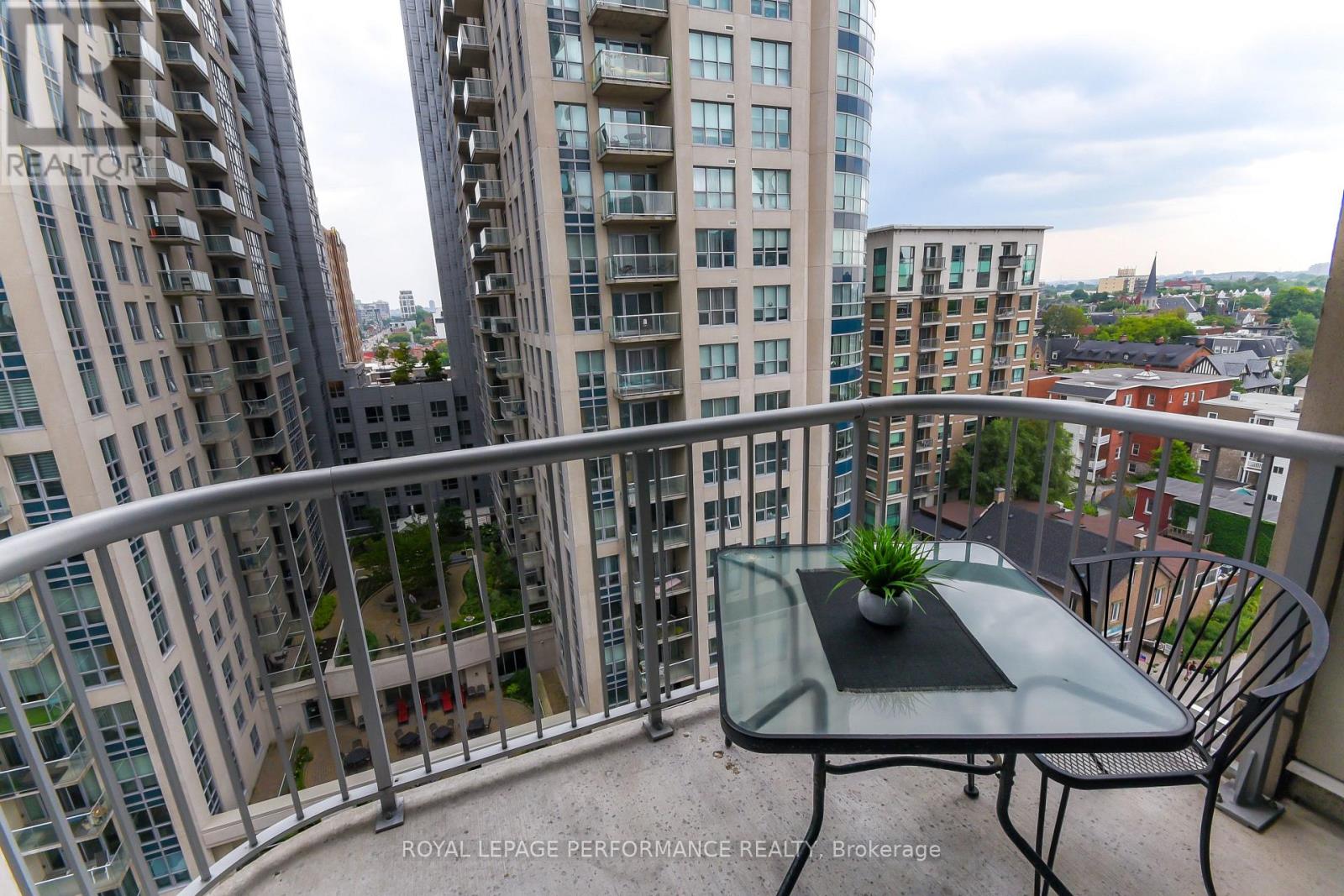 1107 - 234 Rideau Street