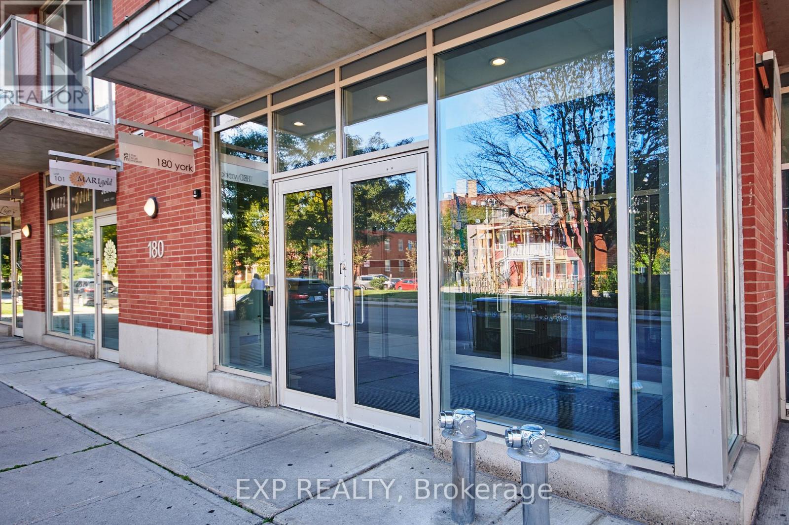 606 - 180 York Street