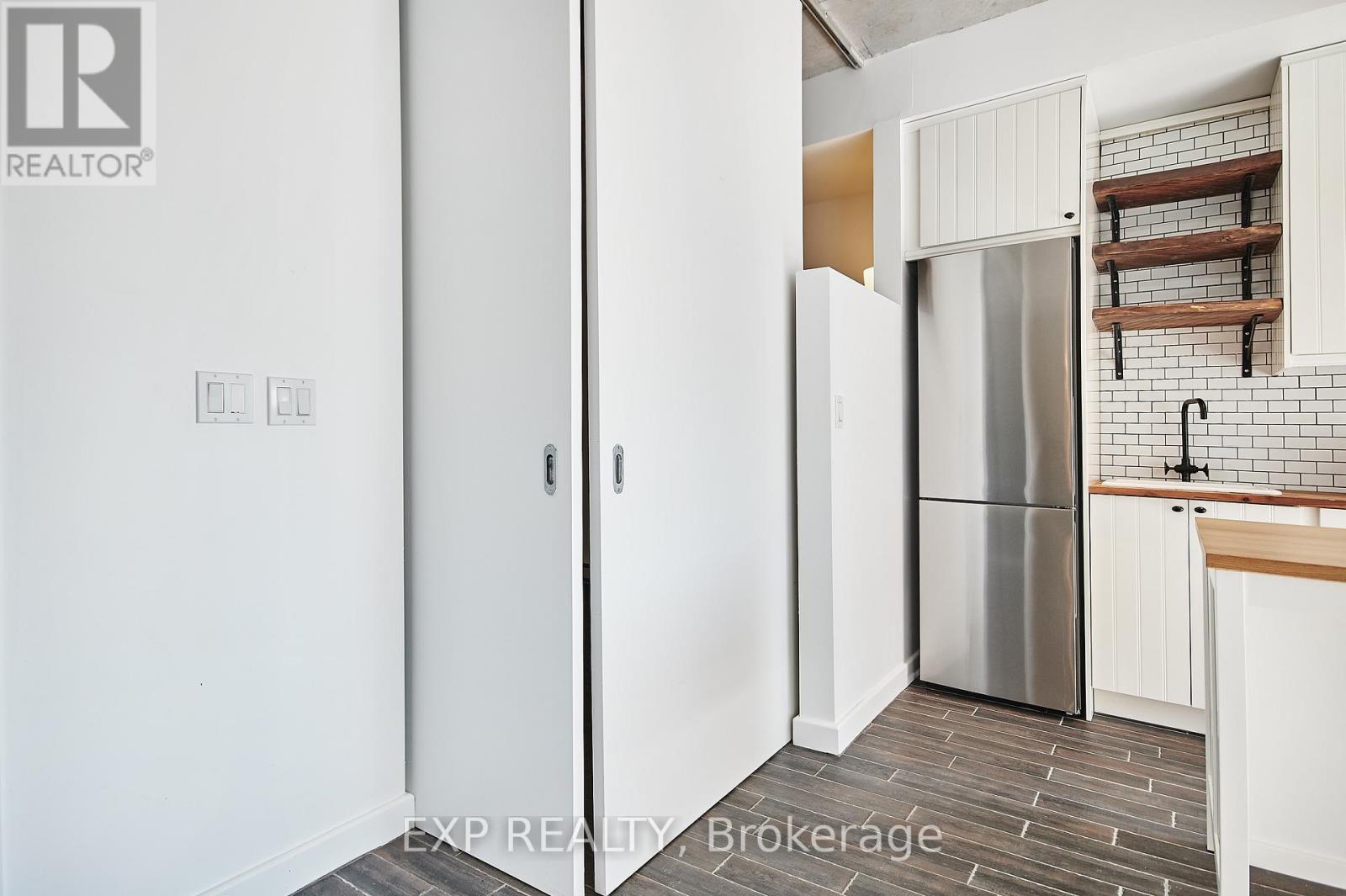 606 - 180 York Street