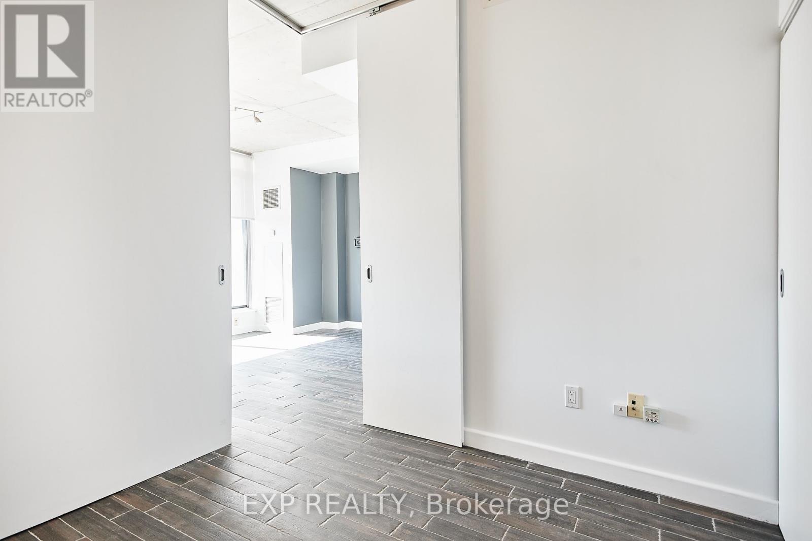606 - 180 York Street