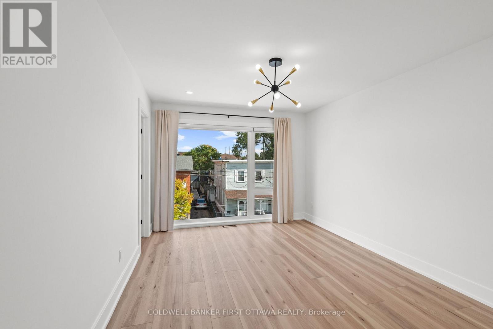 C - 238 Lebreton Street N