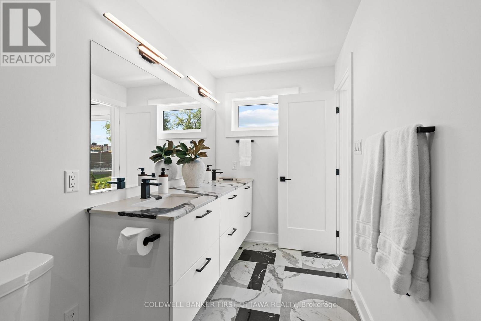C - 238 Lebreton Street N