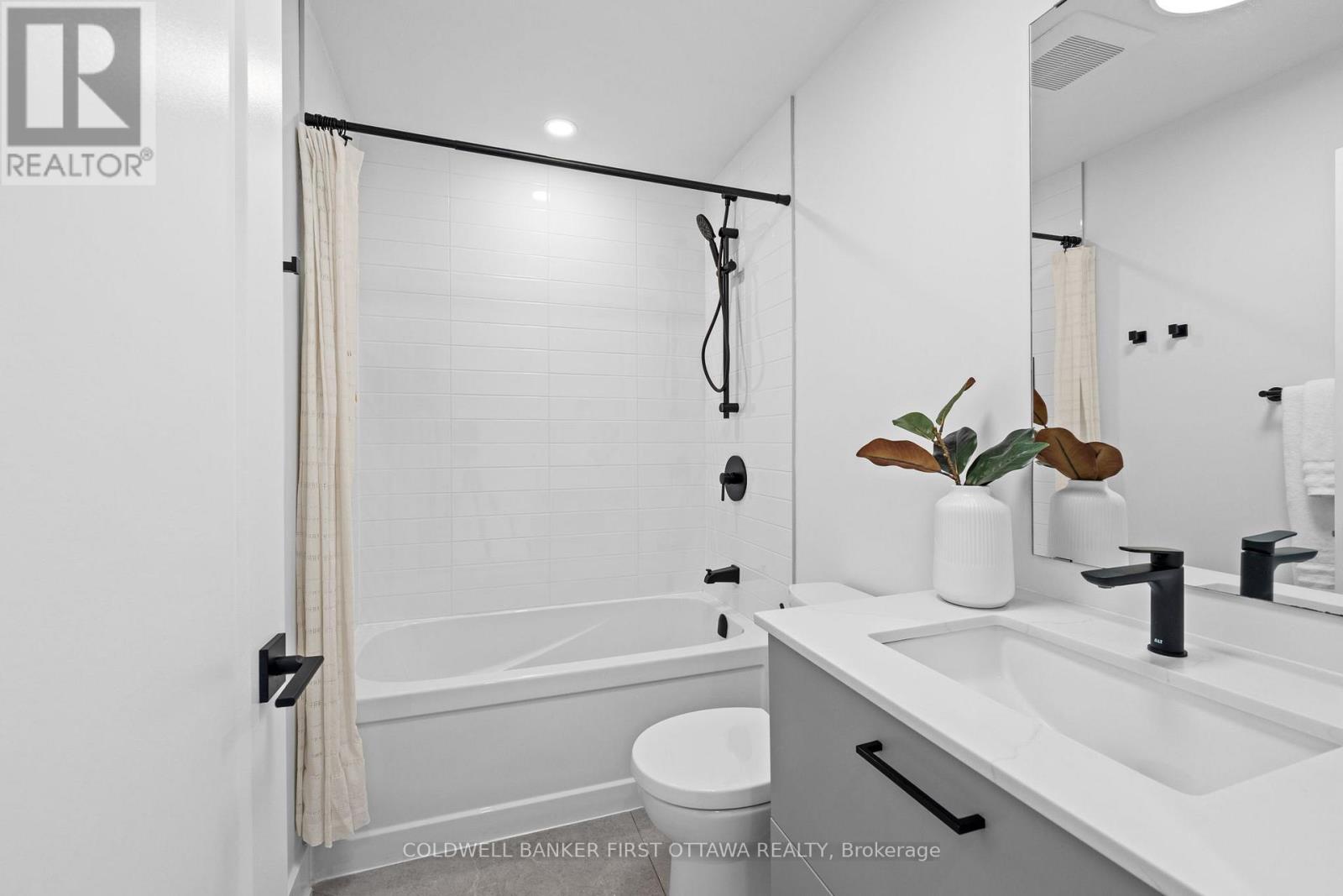 C - 238 Lebreton Street N