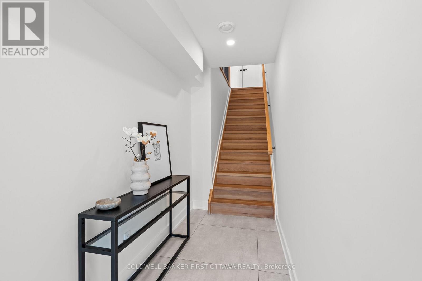 C - 238 Lebreton Street N