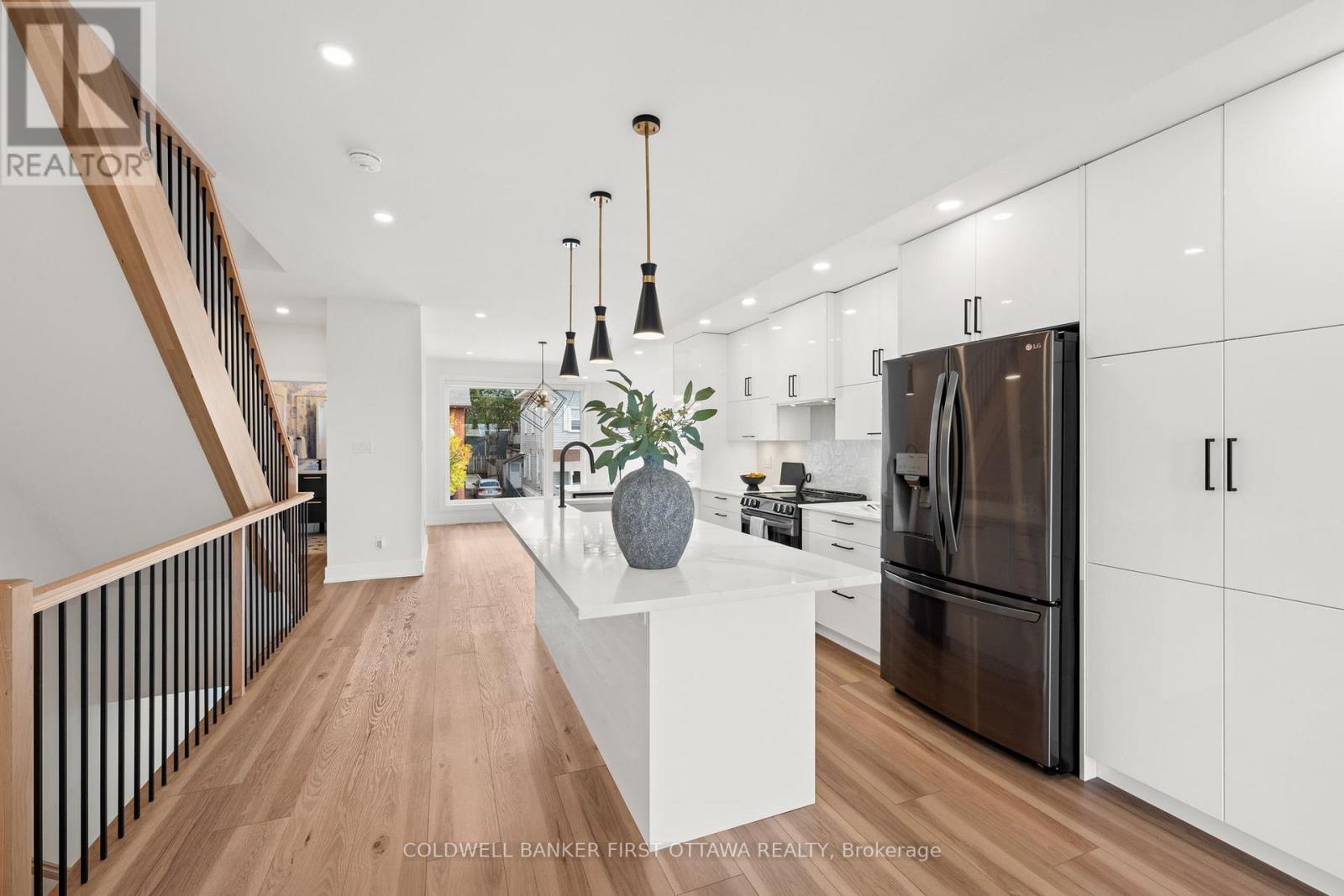 C - 238 Lebreton Street N