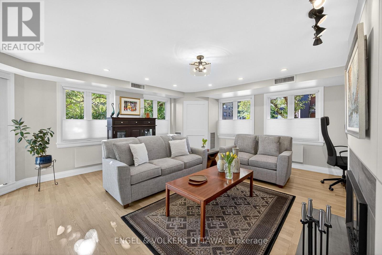 102 - 130 Queen Elizabeth Drive