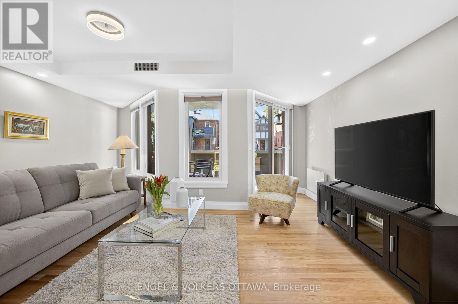 102 - 130 Queen Elizabeth Drive