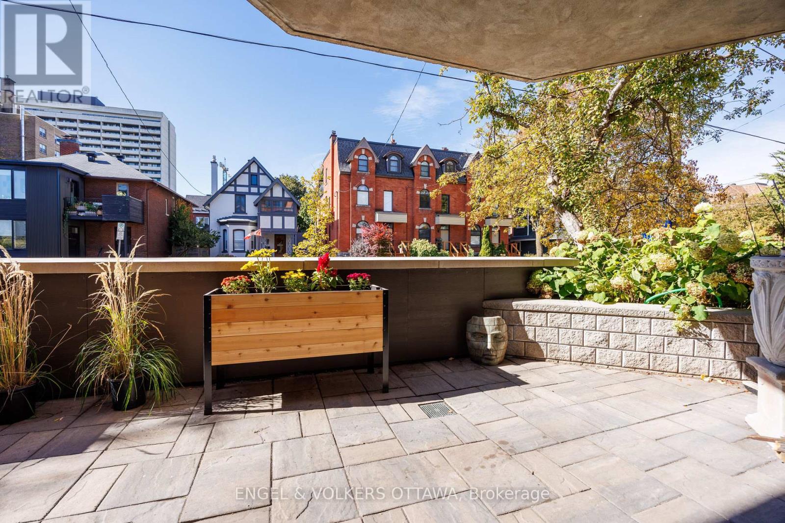 102 - 130 Queen Elizabeth Drive