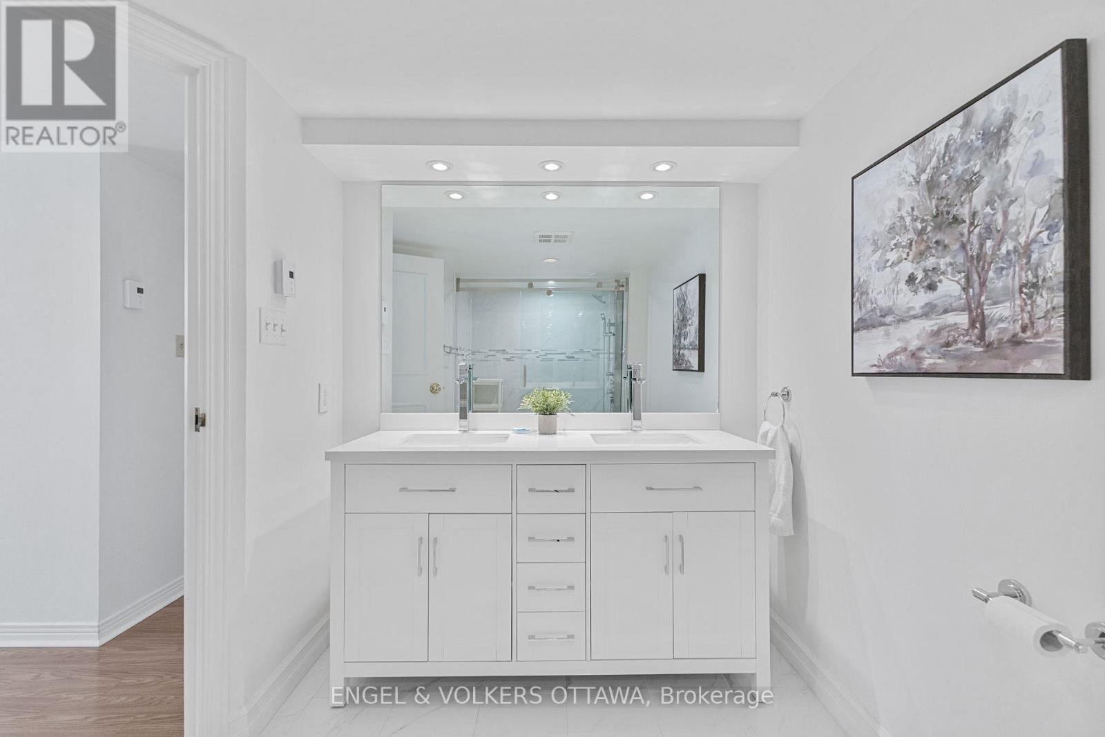 206 - 205 Somerset Street W