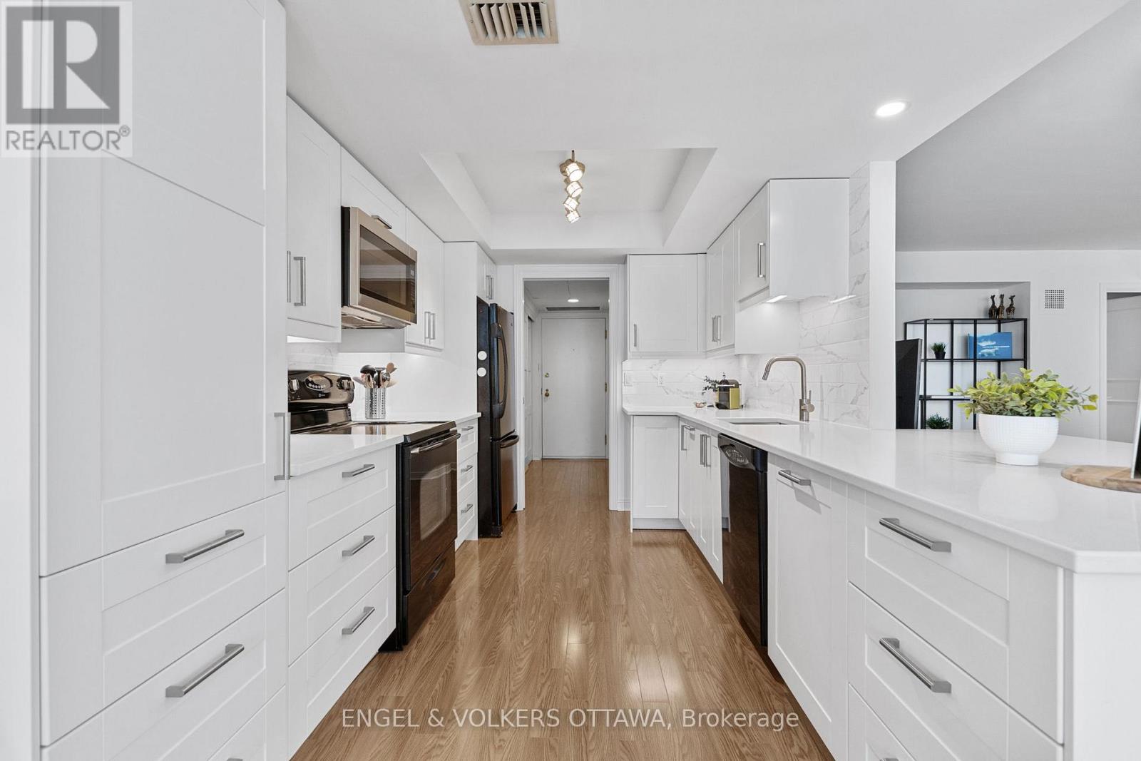 206 - 205 Somerset Street W