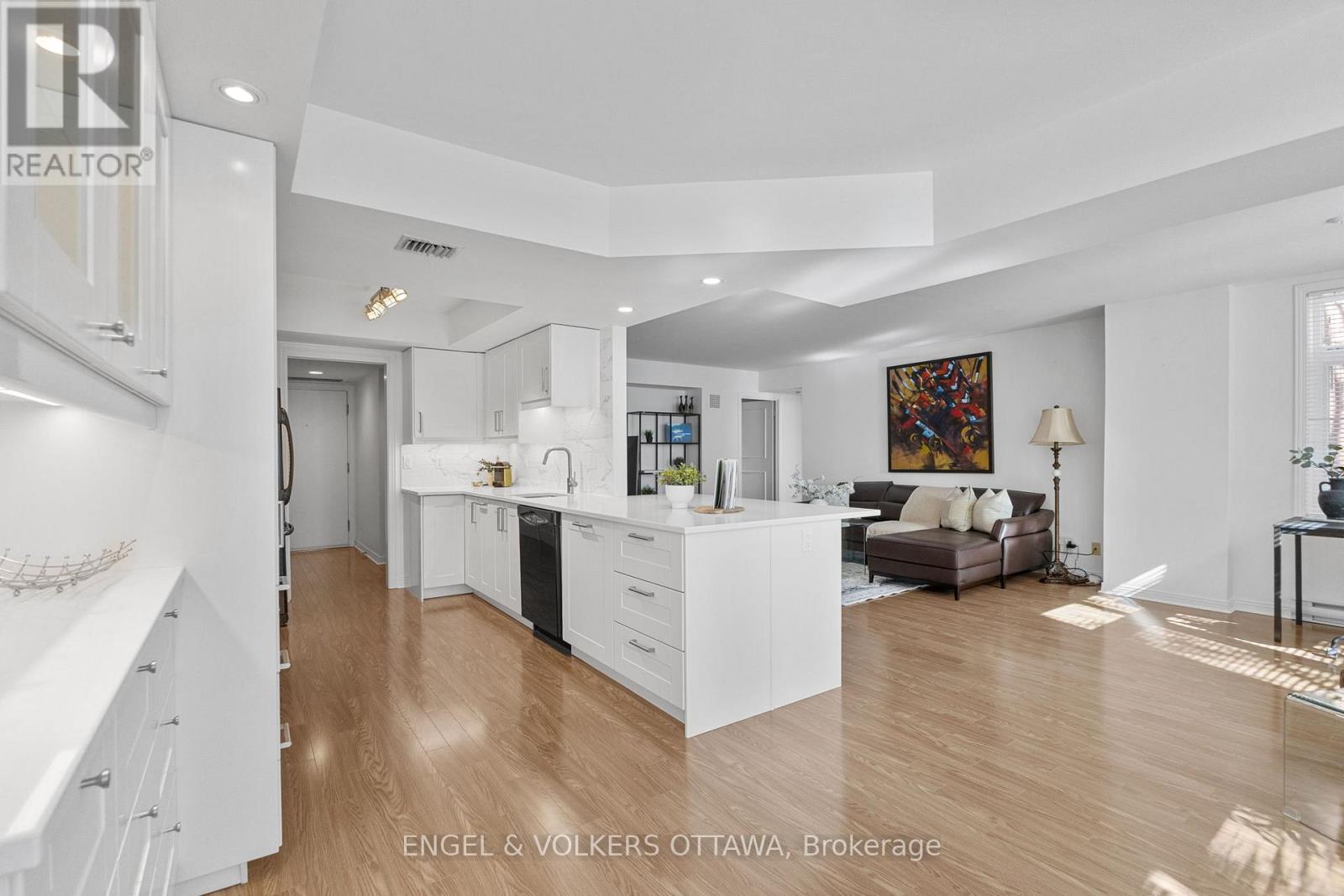 206 - 205 Somerset Street W