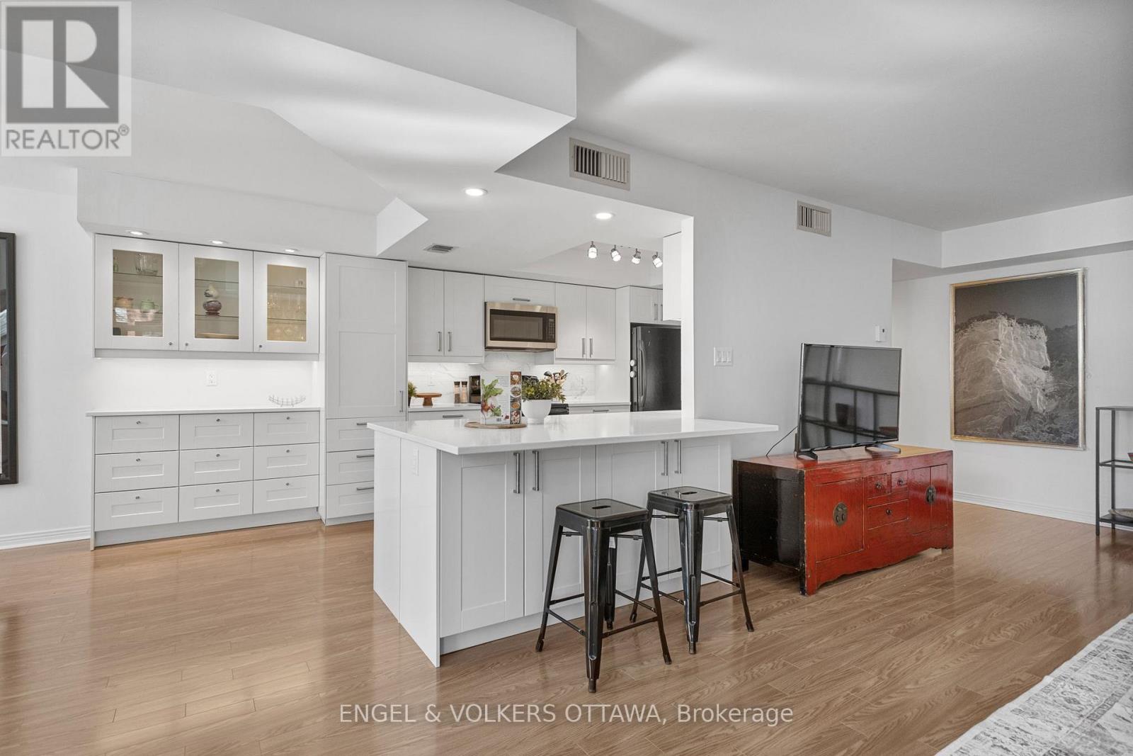 206 - 205 Somerset Street W