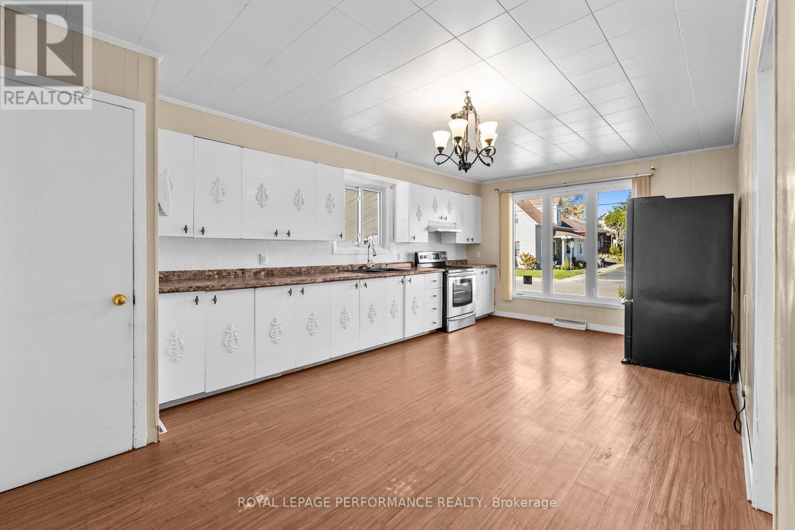 108 Elgin Street W
