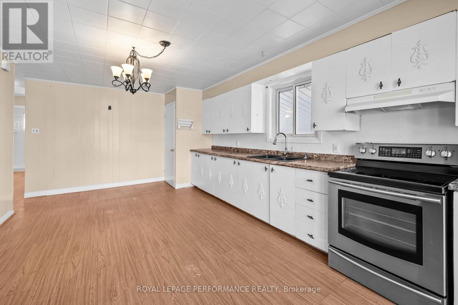 108 Elgin Street W