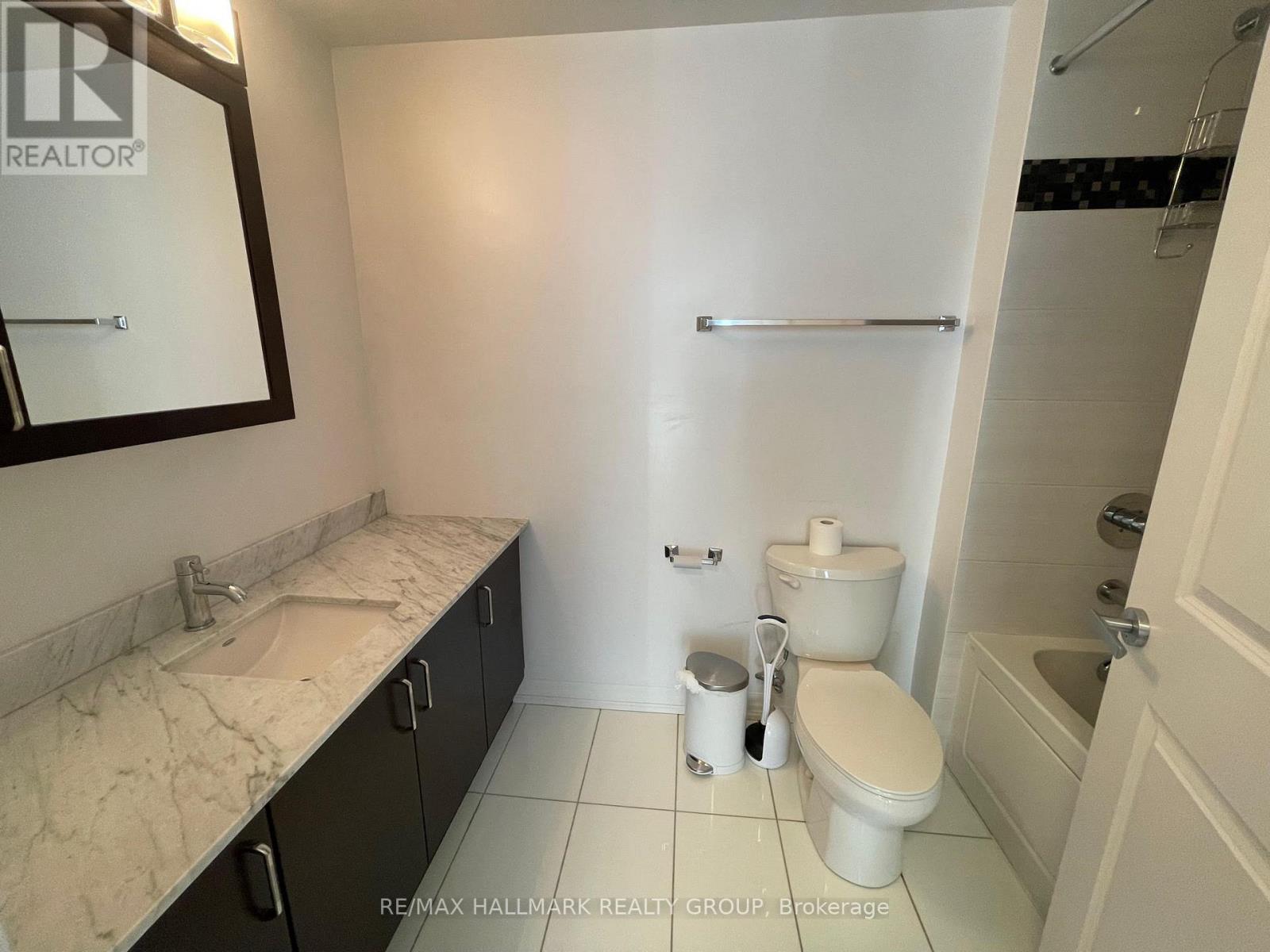 2201 - 242 Rideau Street
