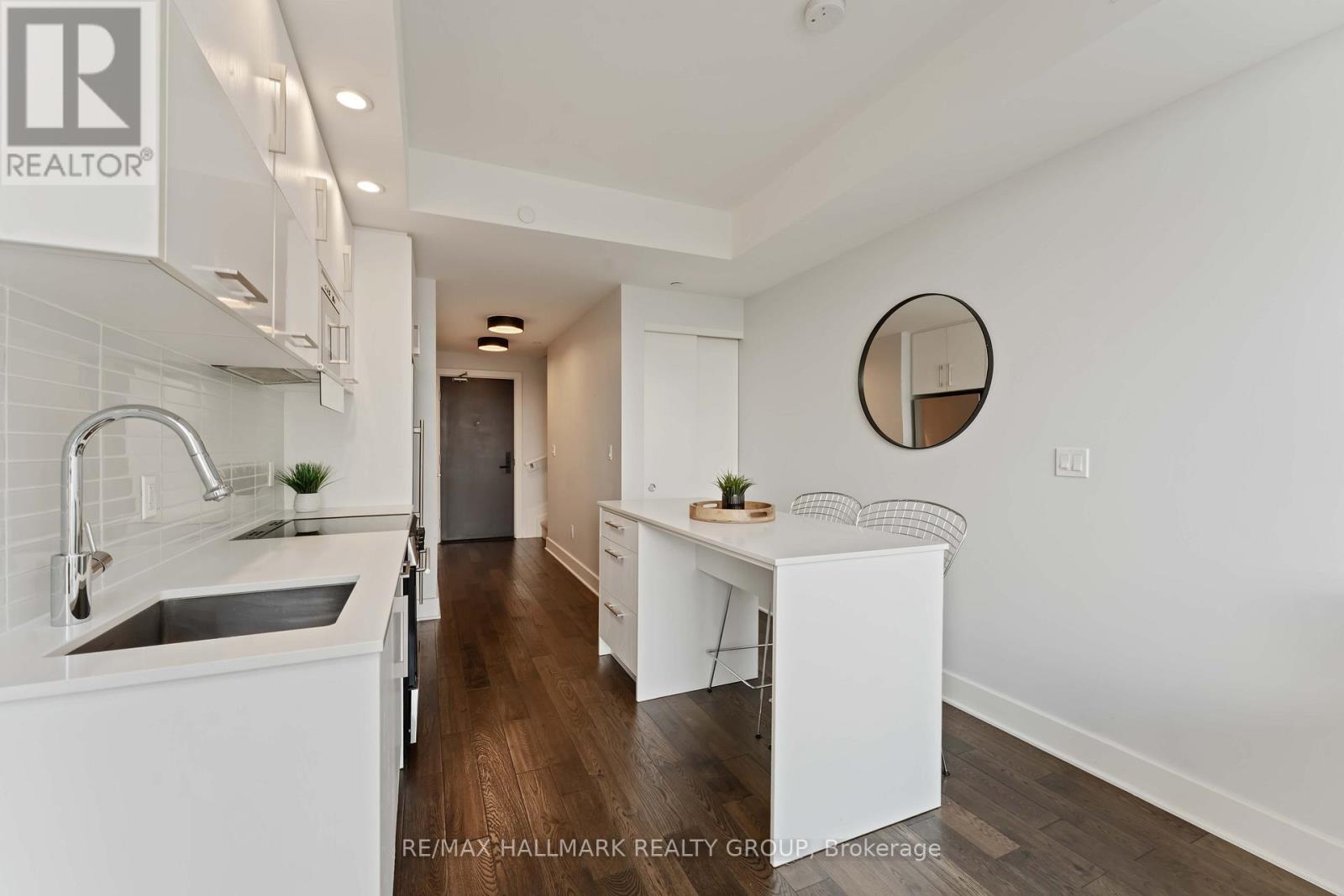 1209 - 255 Bay Street