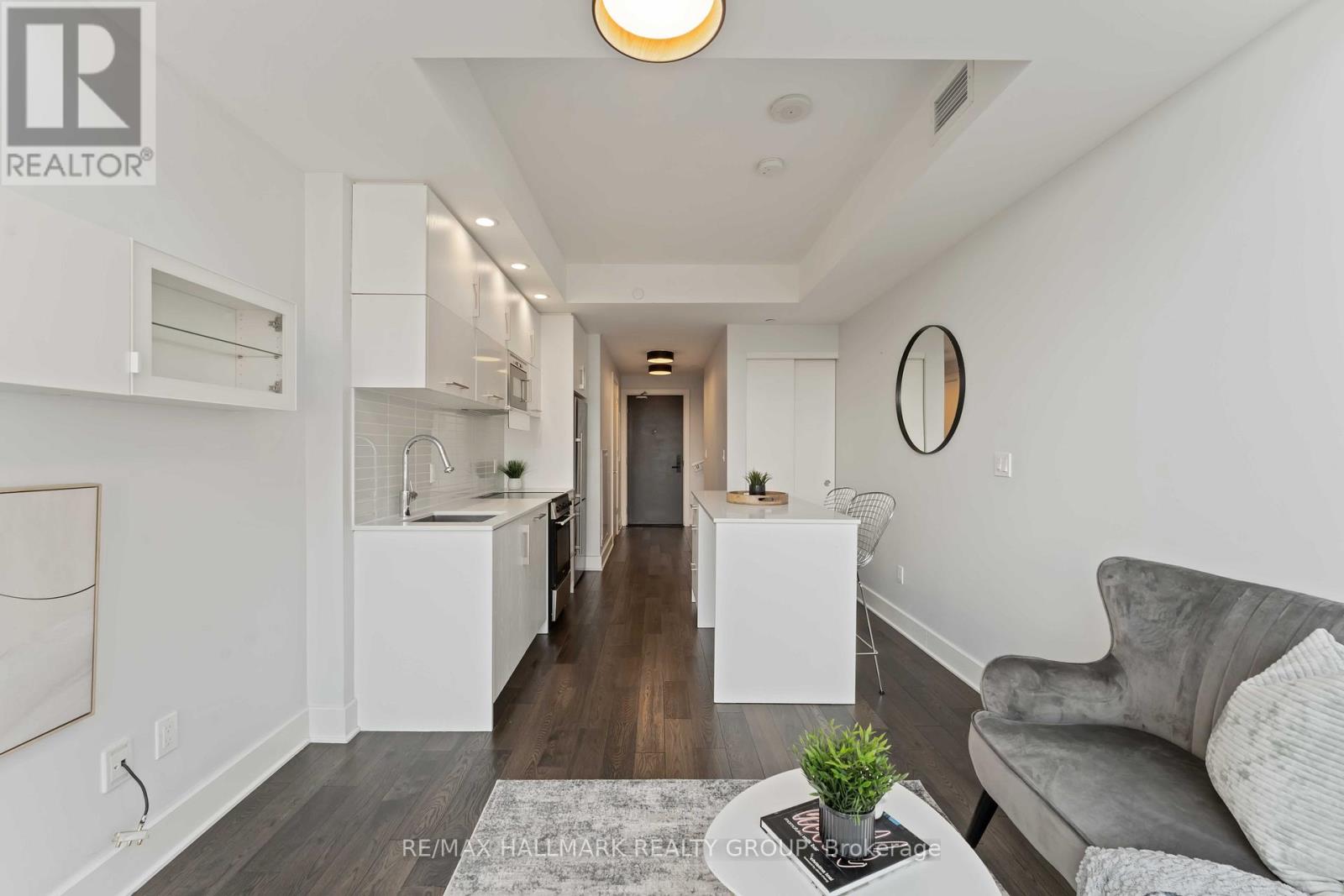 1209 - 255 Bay Street