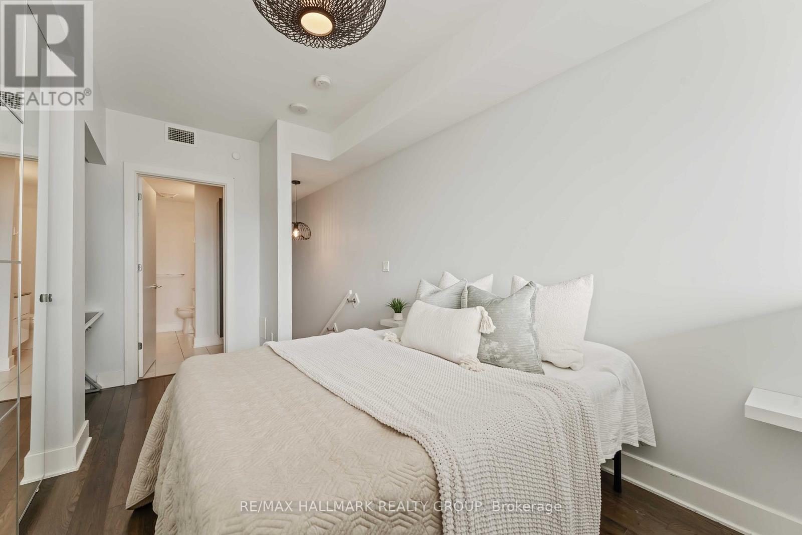 1209 - 255 Bay Street