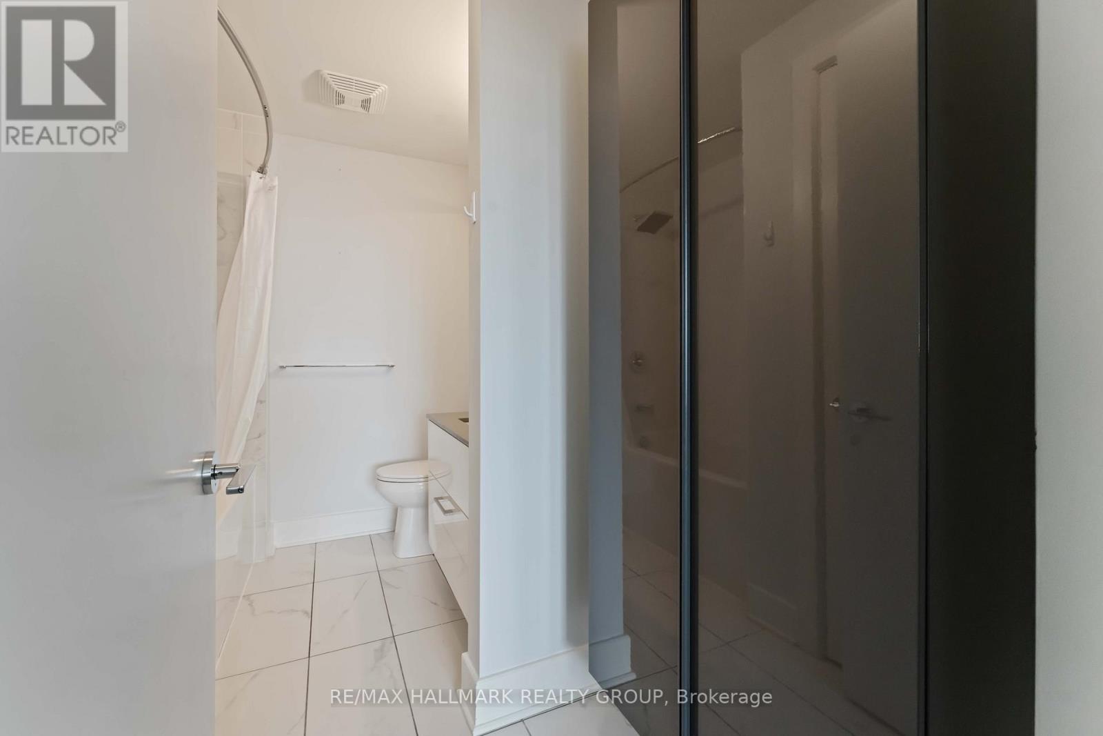 1209 - 255 Bay Street