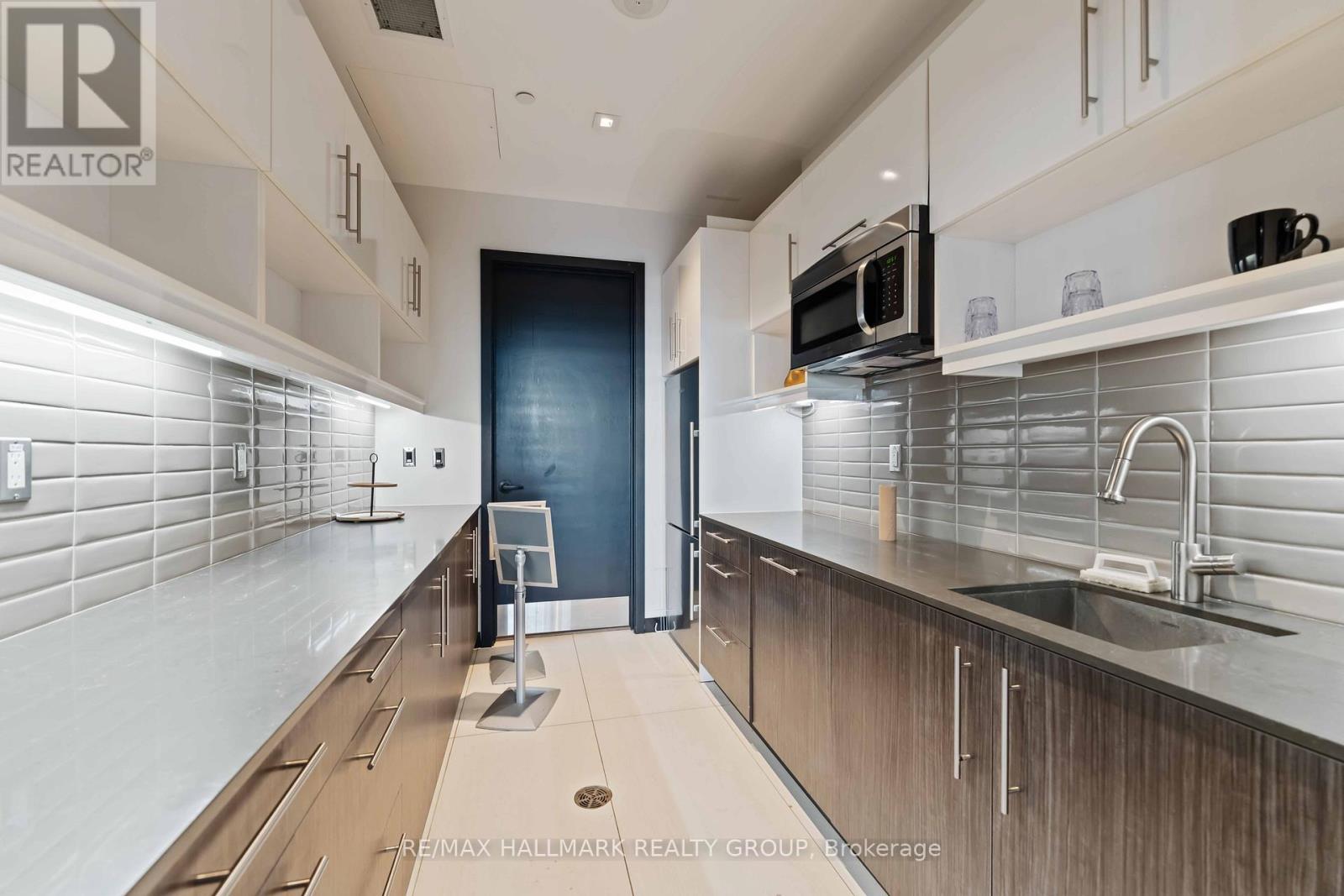 1209 - 255 Bay Street
