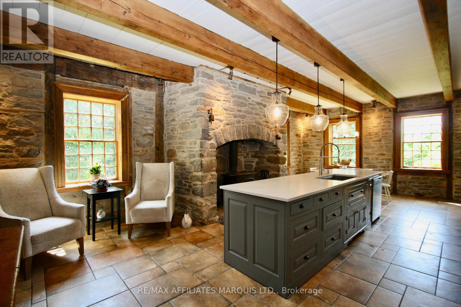 21831 Concession 2 Concession