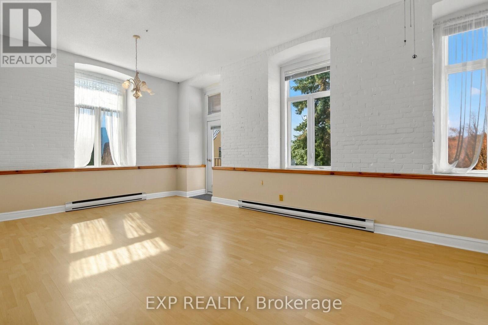 302 - 1 Rosamond Street E