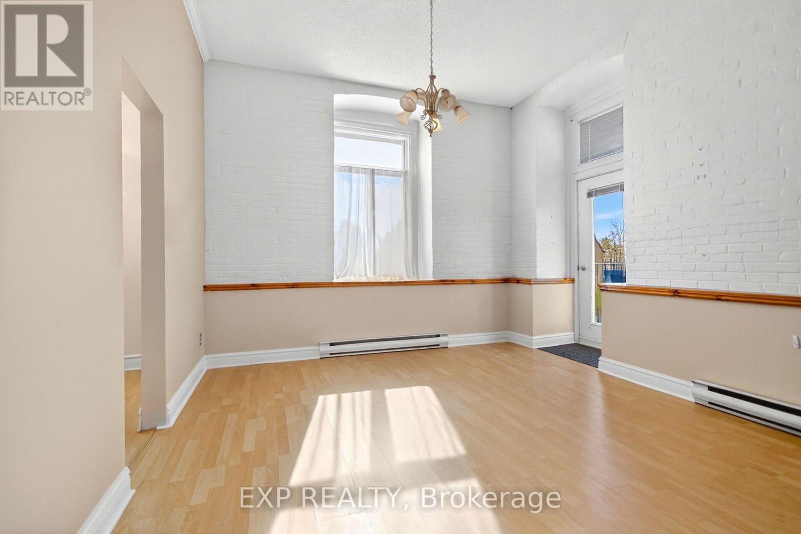302 - 1 Rosamond Street E