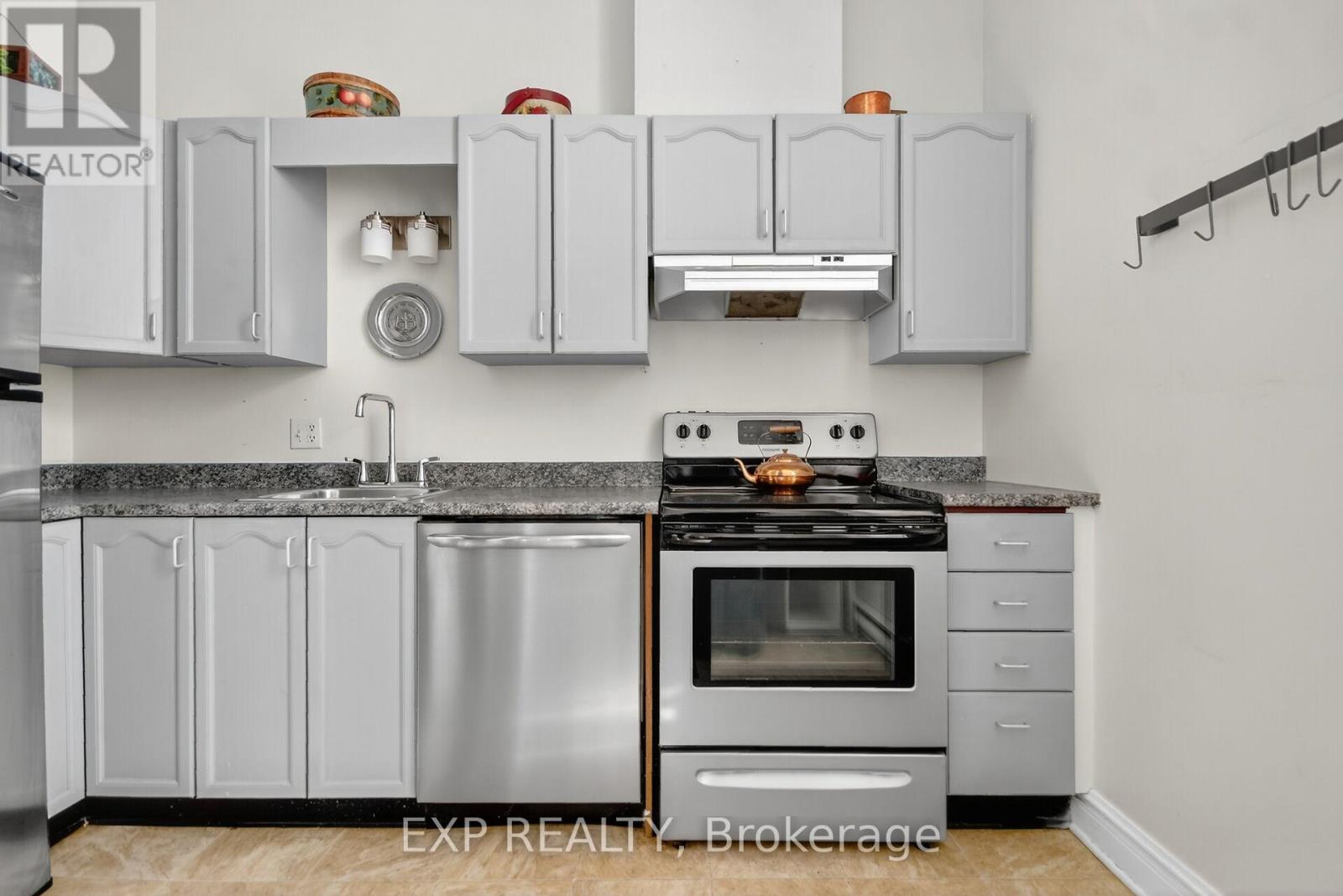 302 - 1 Rosamond Street E