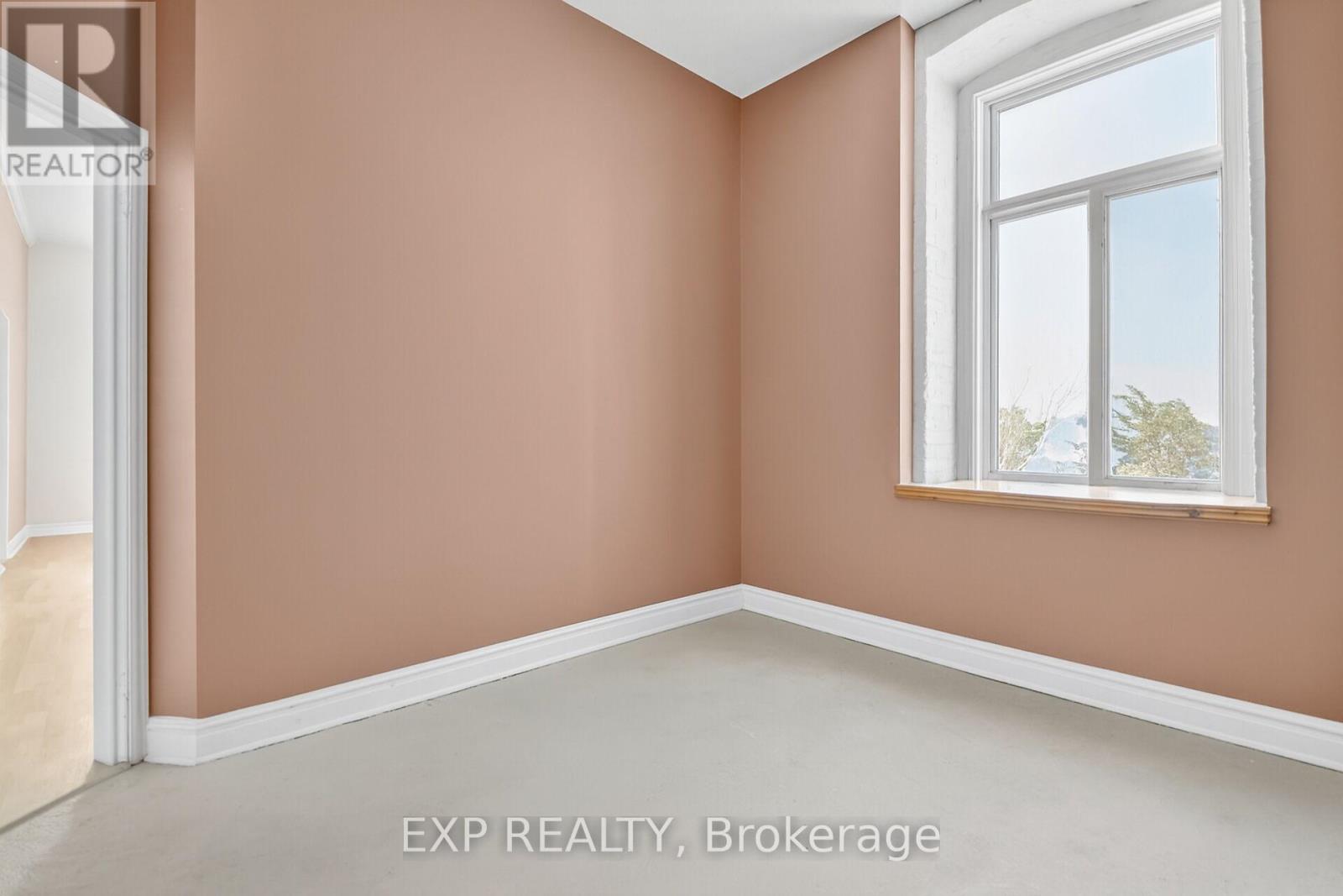 302 - 1 Rosamond Street E