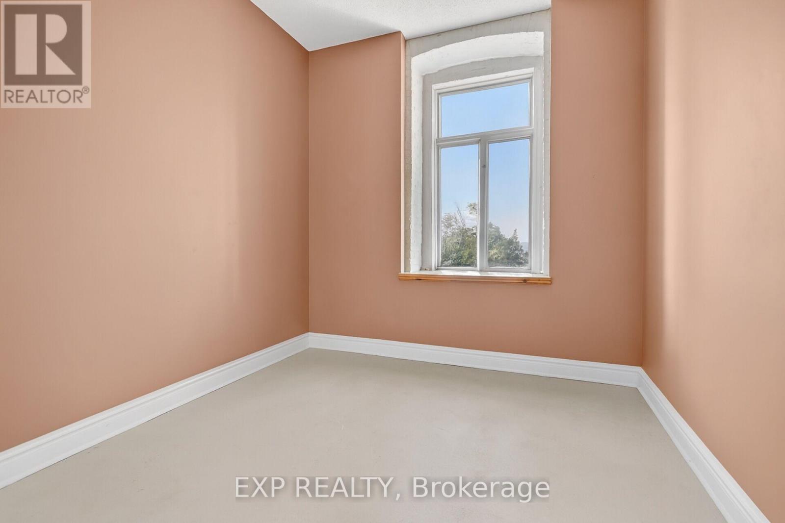 302 - 1 Rosamond Street E