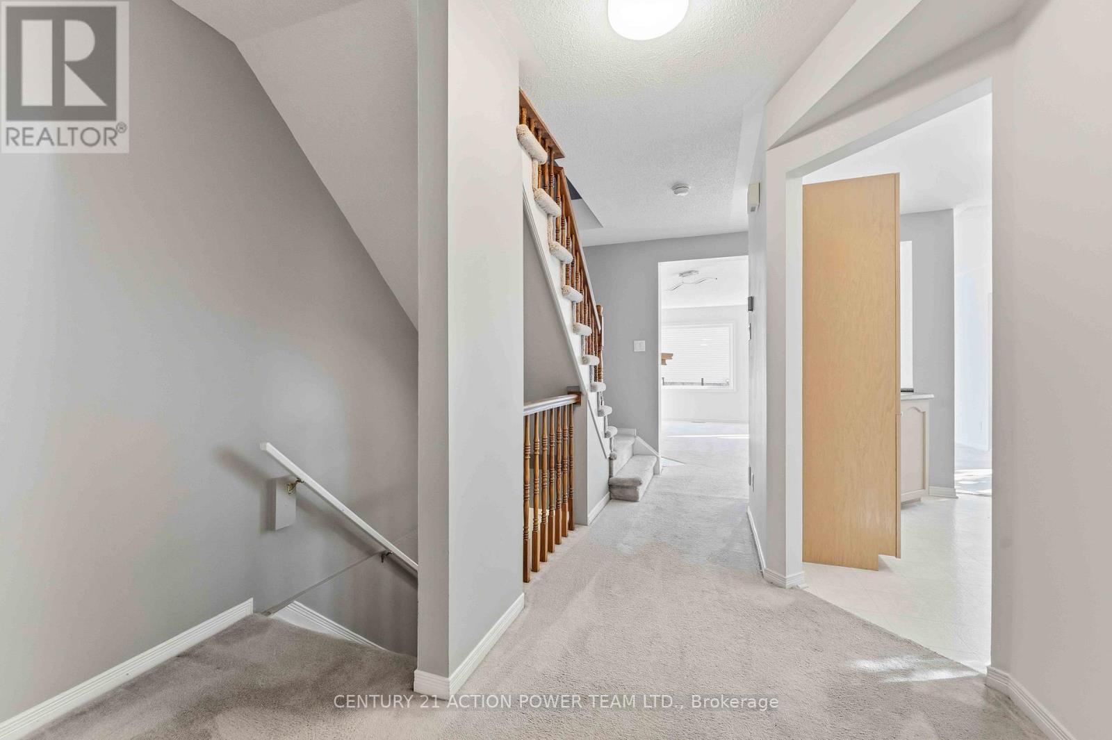 20 Woodford Way N