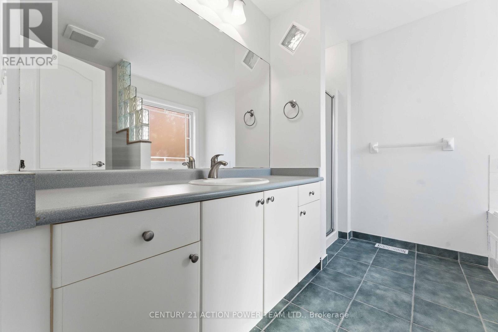 20 Woodford Way N